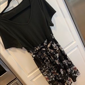 SHEIN Curve Floral Black Dress. Short sleeves. Matching belt. Size 2XL